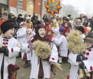 Колядки на Рождество 2020: тексты для детей и взрослых