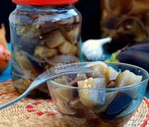 Баклажаны маринованные с чесноком и зеленью быстрого приготовления