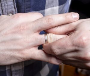 Как снять кольцо с опухшего пальца: советы и методы